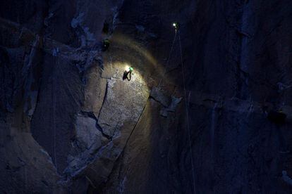 Los dos deportistas han escalado incluso de noche, a la luz de sus lámparas frontales, ya que es el momento en el que se disfruta de la máxima adherencia.