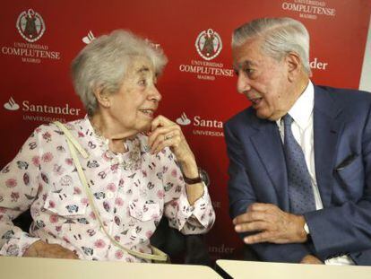 Aurora Bern&aacute;rdez y Mario Vargas Llosa, en un di&aacute;logo en El Escorial, en julio de 2013, durante un homenaje a Julio Cort&aacute;zar.