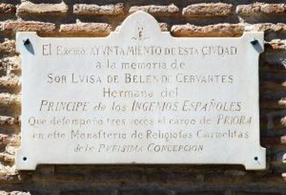 Placa que recuerda el lugar donde está enterrada la hermana de Cervantes, en Alcalá de Henares.