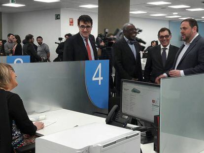 Oriol Junqueras visita la oficina de la Agencia Tributaria de Catalu&ntilde;a en el Poblenou