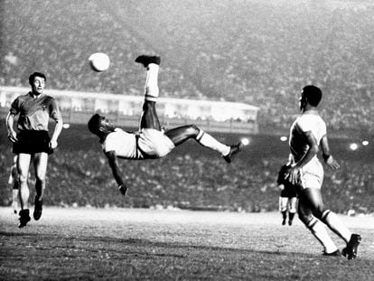Pelé hace una chilena durante un partido amistoso contra la selección de Bélgica en Río de Janeiro (Brasil), en 1968.