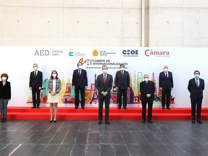 El rey Felipe VI, la ministra de Industria, Turismo y Comercio, Reyes Maroto, y el presidente de la CEOE, Antonio Garamendi, entre otros,  en la IV Cumbre de Internacionalización, celebrada el miércoles en Madrid.