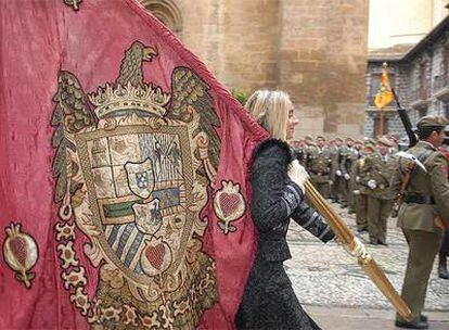 La concejal de Turismo del Ayuntamiento de Granada, Marifran Carazo, porta el pendón durante el acto conmemorativo del 515 aniversario de la Toma de Granada por los Reyes Católicos.