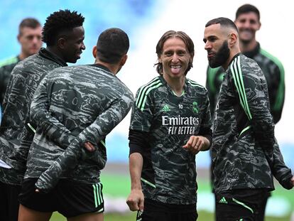 Modric, entre Vinicius y Benzema, en el último entrenamiento del Madrid antes de la vuelta de la semifinal.