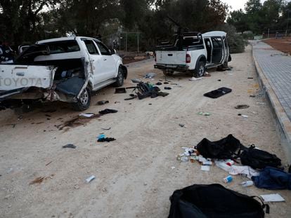 Algunos de los coches que utilizaron los milicianos de Hamás durante su ataque al kibutz de Beeri, en Israel.