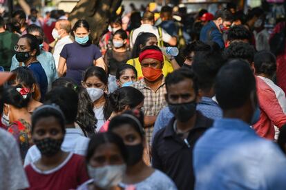 La gente se agolpa en el mercado de Sarojini Nagar, en Nueva Delhi este sábado.