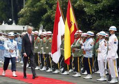 El ministro español de Defensa, Pedro Morenés (centro), inspecciona la guardia de honor hoy durante su visita al Ministerio de Defensa en Yakarta (Indonesia).
