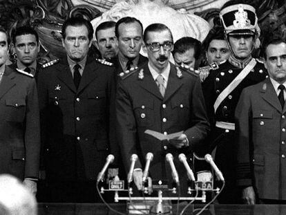 El general Jorge Rafael Videla (c) jura como presidente de Argentina en la Casa de Gobierno de Buenos Aires, acompañado por el almirante Emilio Massera (i) y el brigada Orlando Agosti (d), miembros de la Junta Militar que derrocó a Isabel Perón con un golpe de Estado, 29 de marzo de 1976.