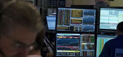 Inversores frente a las pantallas en la Bolsa de Nueva York