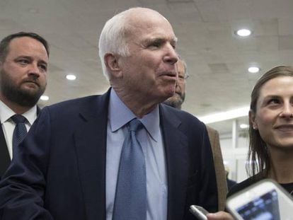 El senador republicano de Arizona John McCain responde las preguntas de la prensa cerca del Senado antes de votar en el Capitolio.