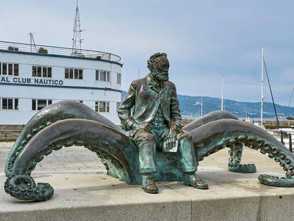 Una escultura de Julio Verne frente al club náutico de Vigo.