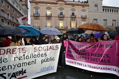Más de un millar de ciudadanos protestan contra los recortes presupuestarios en la enseñanza, ante el Palau de la Generalitat.