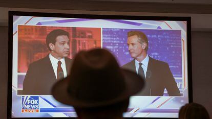 El debate entre Ron DeSantis (izquierda) y Gavin Newsom se emitía este jueves en la sala de prensa habilitada para los medios acreditados en Alpharetta (Georgia).