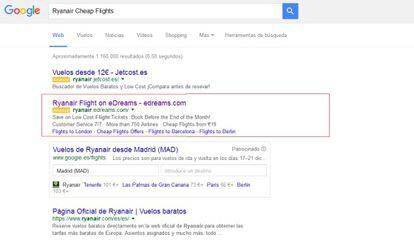 Resultados de una búsqueda en Google de vuelos baratos de Ryanair, con los términos en ingles. En el recuadro rojo, la web de eDreams que la aerolínea ha denunciado