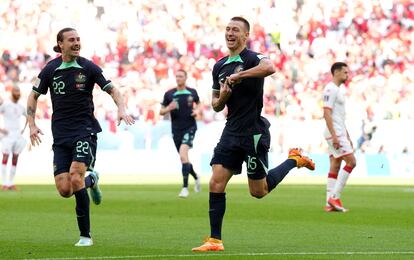 Mitchell Duke celebra el primer gol de su selección ante Túnez.
