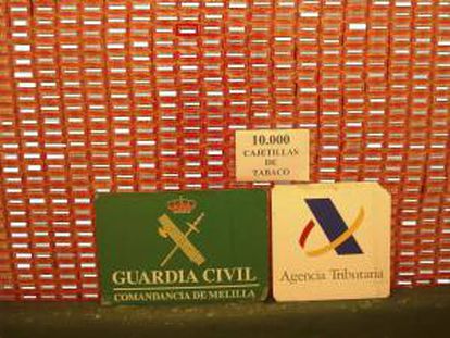 Fotografía facilitada por la Guardia Civil del tabaco intervenido en el puerto de Melilla en el doble fondo de un camión, que aparentemente embarcaba vacío hacia la península, con 10.000 cajetillas de tabaco de contrabando escondidas, con un valor de 39.500 euros.