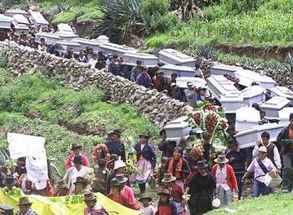 Indígenas peruanos entierran a las 62 víctimas de la matanza de Lucanamarca (Ayacucho), perpetrada por Sendero Luminoso en 1983.