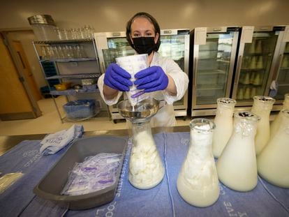 Rebecca Heinrich, directora de un banco de leche, trasvasa leche materna congelada procedente de donaciones a botellas de plástico, este viernes en Arvada (Colorado).