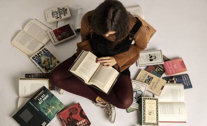 Una joven rodeada de libros del sello Círculo de Lectores.