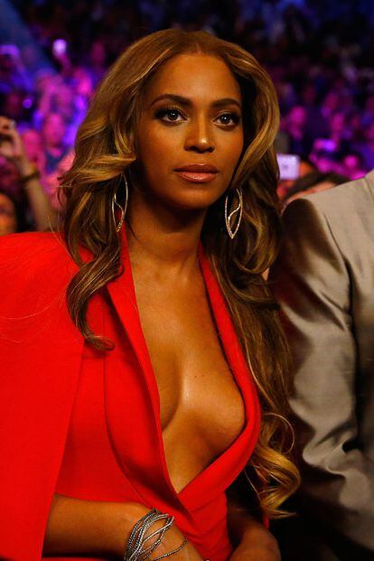 Desde que Beyoncé demostró al mundo en 2003 que un escote de vértigo puede ser una manifestación artística con repercusiones globales (¿alguien ha olvidado el Versace naranja y morado que vestía en Crazy in love?) esa ha sido una de sus grandes marcas estilística. Aquí, en 2015, en una gala de boxeo en el hotel MGM de Las Vegas, Queen Bey todavía estaba apegada a su viejo estilo, muy dosmilero.