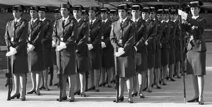Mujeres guardias civiles en formaci&oacute;n durante el acto de entrega de la Cruz de Oro de la Guardia Civil al Rey Juan Carlos I en Valdemoro (Madrid), en octubre de 1989.