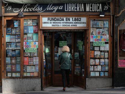 Fachada de la librería Nicolás Moya, situada en el número 29 de la calle Carretas.