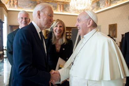 El presidente de Estados Unidos, Joe Biden, y el papa Francisco se saludan este viernes en el Vaticano.