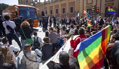 La polic&iacute;a custodia el autob&uacute;s de Hazte O&iacute;r frente a los manifestantes que bloquean su paso en Sevilla