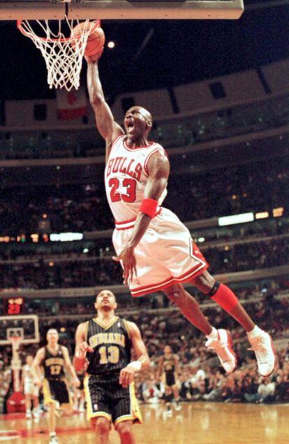 Michael Jordan (4º máximo anotador de la NBA con 32.292 puntos), ejecuta un mate ante Indiana Pacers en 1998.