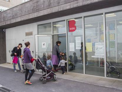 Entrada de la guarder&iacute;a municipal Casa dels nens, en el Eixample de Barcelona. 