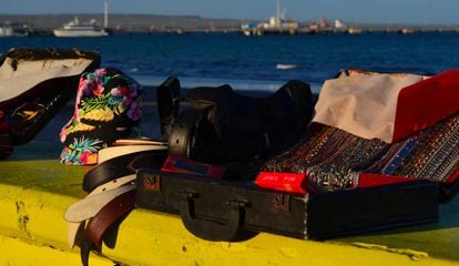 Algunos senegaleses eligen la costa patagónica para vender sus productos en verano.