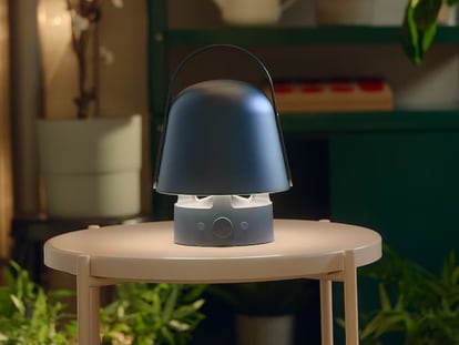 Equipada con una asa y con un tamaño compacto, esta lámpara/altavoz se puede colocar en cualquier lugar. IKEA