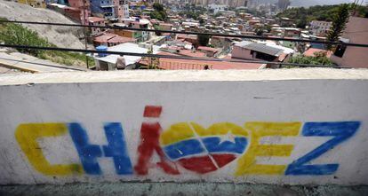 Una pintada recordando a Ch&aacute;vez en un barrio de Caracas. 