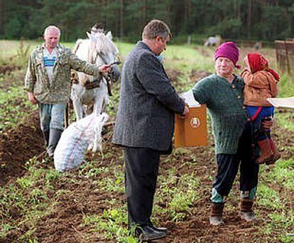 Una agricultora deposita su voto en una pequeña localidad situada a unos 80 kilómetros de la capital, Minsk.