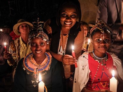 La ceremonia de la luz es un gesto simbólico que se realiza los días en que se celebran ritos de iniciación alternativos a la ablación con las niñas, los ancianos de la aldea, los hombres masái y, a veces, las instituciones locales. Todos cantan: “Apaguemos el fuego de la mutilación, encendamos la luz de la educación”. Condado de Kajiado, Kenia.