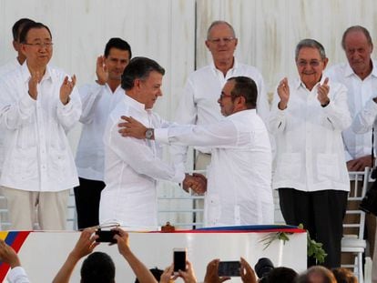 Santos y Timochenko se saludan tras la firma del primer acuerdo, en septiembre de 2016 en Cartagena de Indias. 