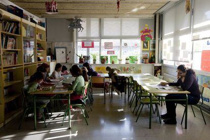 Alumnos en un centro de primaria en Barcelona