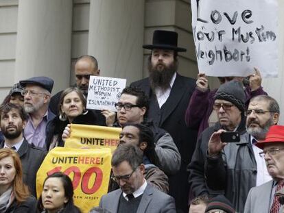 Protesta ante el Ayuntamiento de Nueva York contra Donald Trump por su propuesta de bloquear la entrada de musulmanes a EE UU.