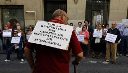 Vecinos de Fuencarral protestan frente a Sanidad.