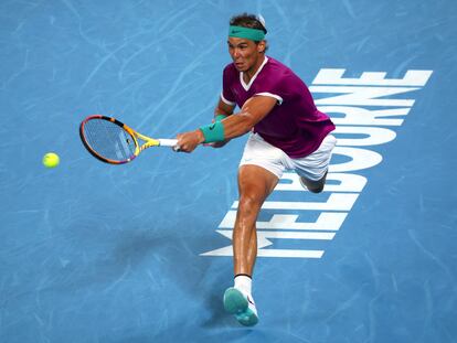 Nadal devuelve la pelota durante la final del domingo contra Medvedev.