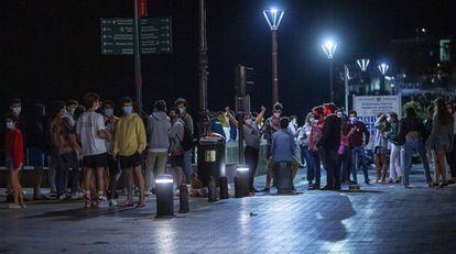 Euskadi ha celebrado la nueva etapa con múltiples fiestas y celebraciones callejeras en las tres capitales vascas y muchos municipios, aunque sin incidentes reseñables, según confirma la Ertzaintza. En la imagen, un grupo de jóvenes, en el puerto de San Sebastián (Gipuzkoa), tras el final de estado alarma.