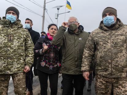 En el centro, el Alto Representante para la Política Exterior, Josep Borell, junto con dos militares ucranios y una traductora, visitando la línea de frente del conflicto entre Ucrania y Rusia.