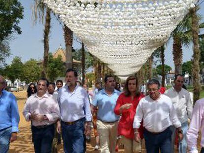 El presidente del Gobierno, Mariano Rajoy, junto a la ministra de Empleo, Fátima Báñez, y el alcalde de Sevilla, Juan Ignacio Zoido.