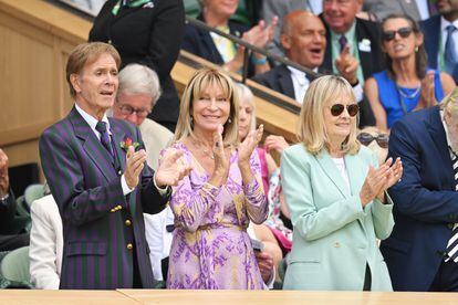 A la ceremonia de celebración de los 100 años de vida de Wimbledon, en la que actuó el cantante Cliff Richard (a la izquierda), también asistieron otros famosos, como la modelo, actriz y cantante inglesa e icono de los años sesenta Twiggy, a la derecha de la imagen. 