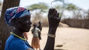 Foto de archivo de Monica Cheptilak, una cortadora que llevaba a cabo el ritual de la ablación en su comunidad en un pueblo de Uganda. En este país se prohibió la ablación en 2010, aunque algunas tribus del norte la han seguido practicando.