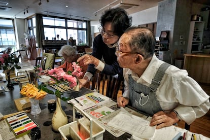 Kukita (83 años) y Kaneko (92) asisten al taller de arte que cada mes imparte Inada (64).