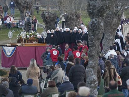 Seguidores del Movimiento de El Escorial rezan en el lugar donde creen que se apareci&oacute; la Virgen a la vidente.