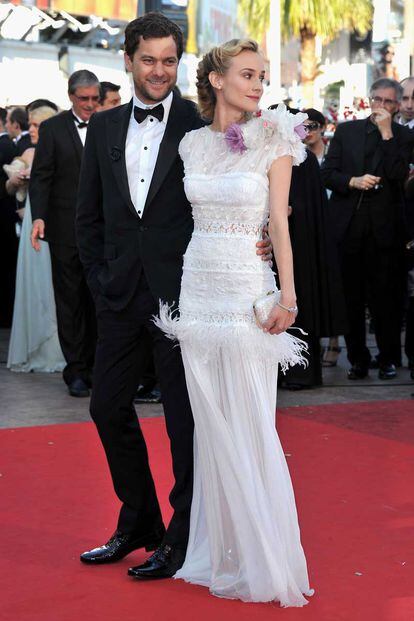 Diane Kruger y Joshua Jackson, con un vestido blanco de encaje y plumas con adorno floral de Nina Ricci.