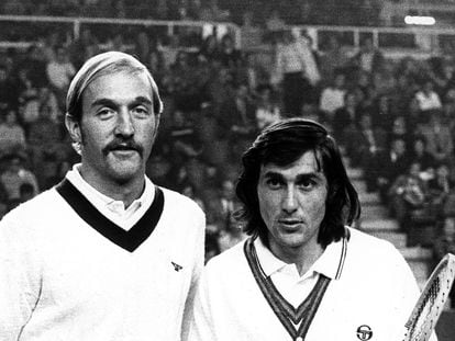 Smith y Nastase posan antes de medirse en la final de 1972, en el Palau Blaugrana de Barcelona. / EFE