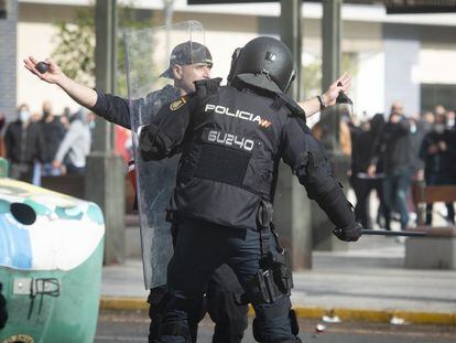 Un policía carga contra un trabajador que caminaba por la avenida principal de Cádiz.